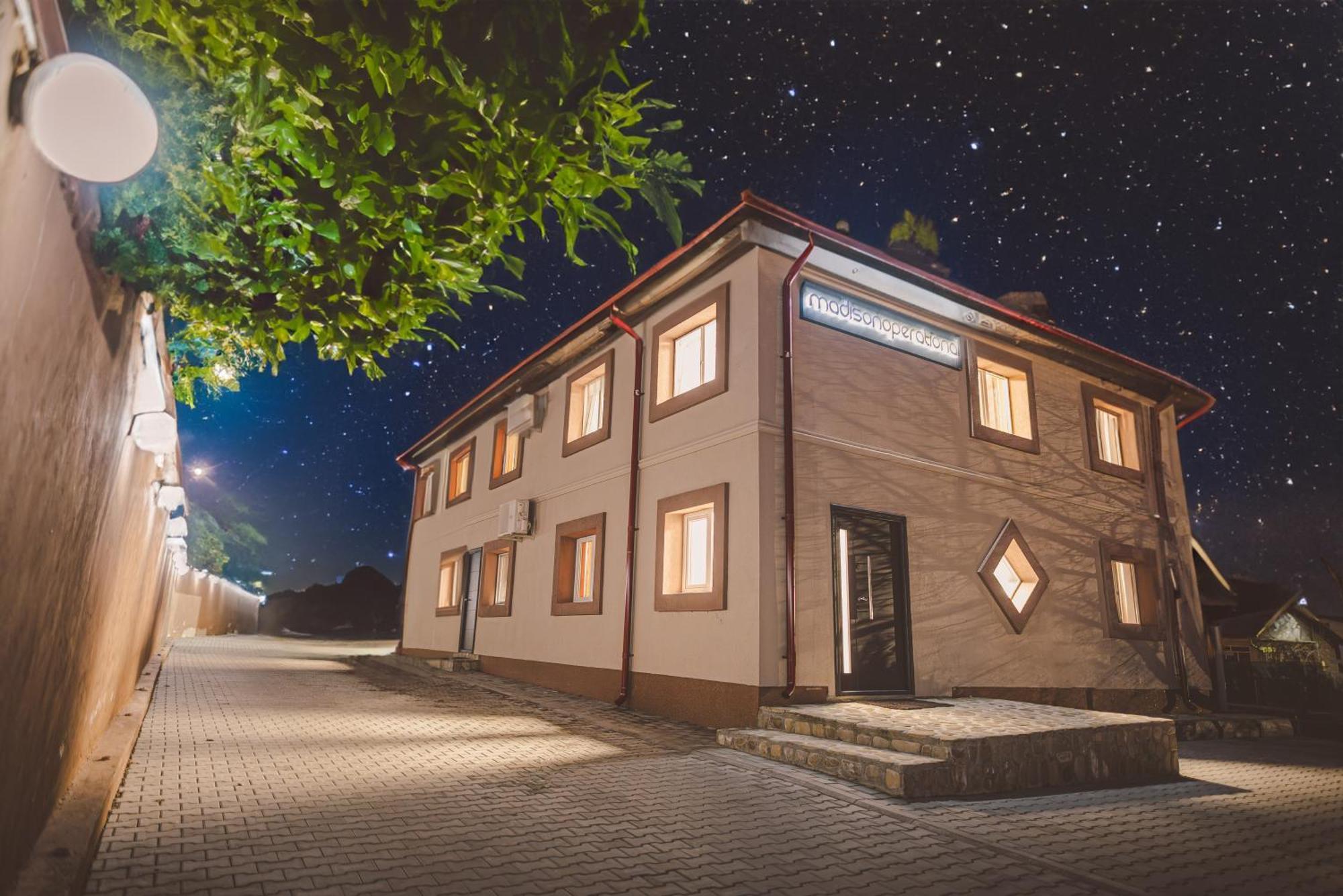 Madison Lake Villa Balotesti Bagian luar foto