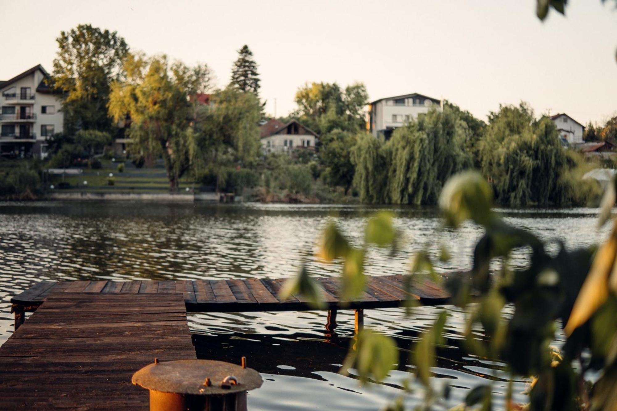 Madison Lake Villa Balotesti Bagian luar foto
