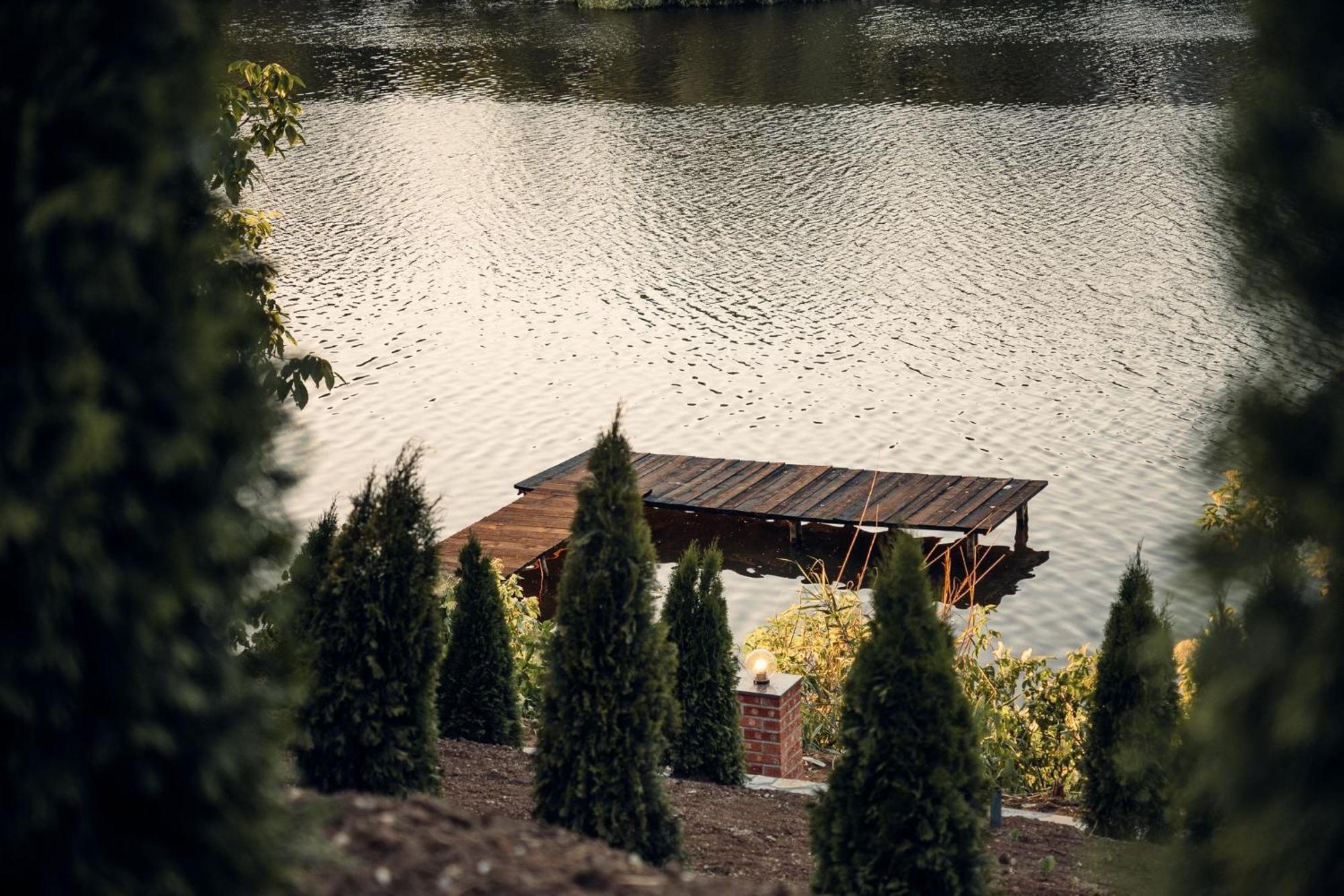 Madison Lake Villa Balotesti Bagian luar foto