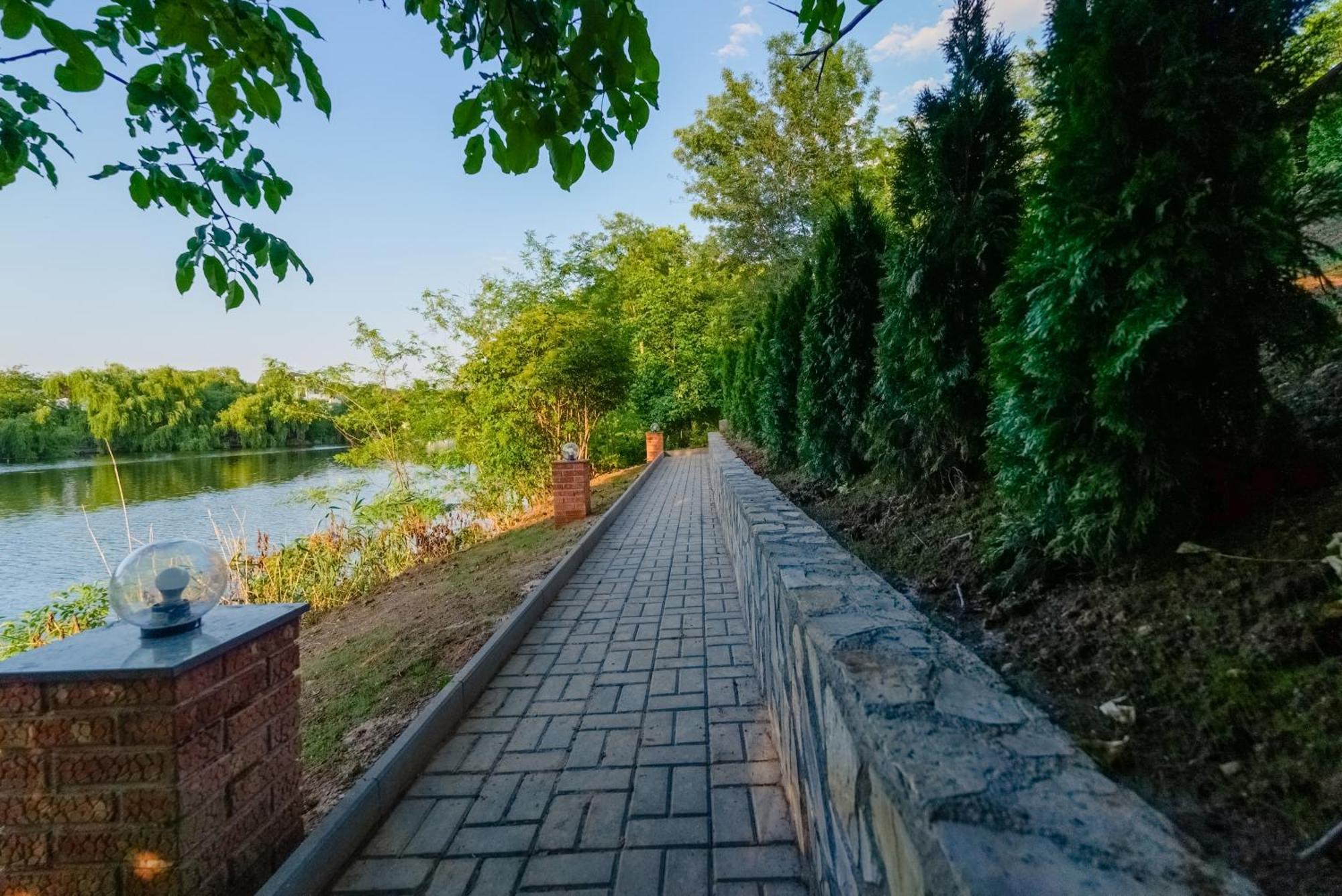Madison Lake Villa Balotesti Bagian luar foto