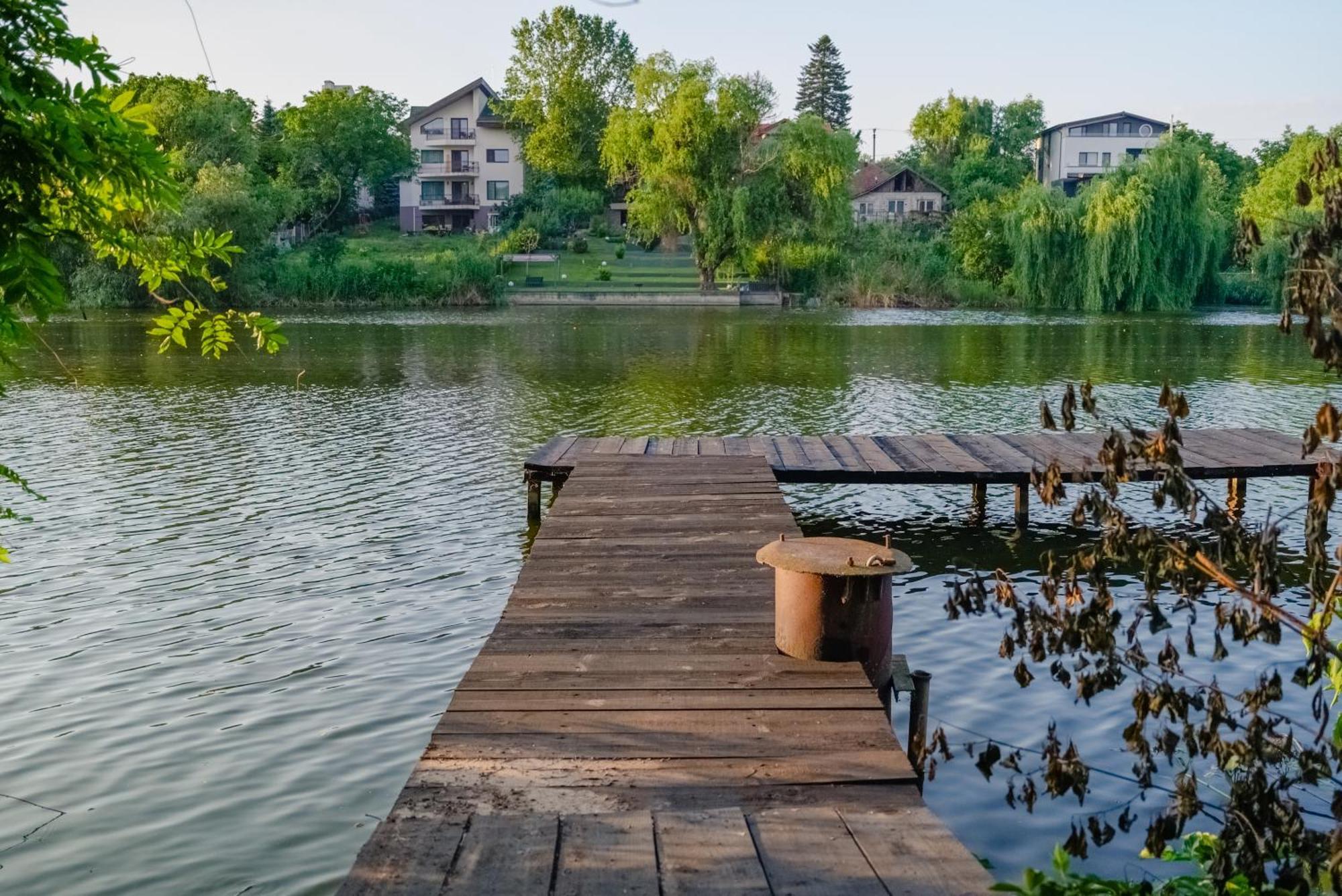 Madison Lake Villa Balotesti Bagian luar foto