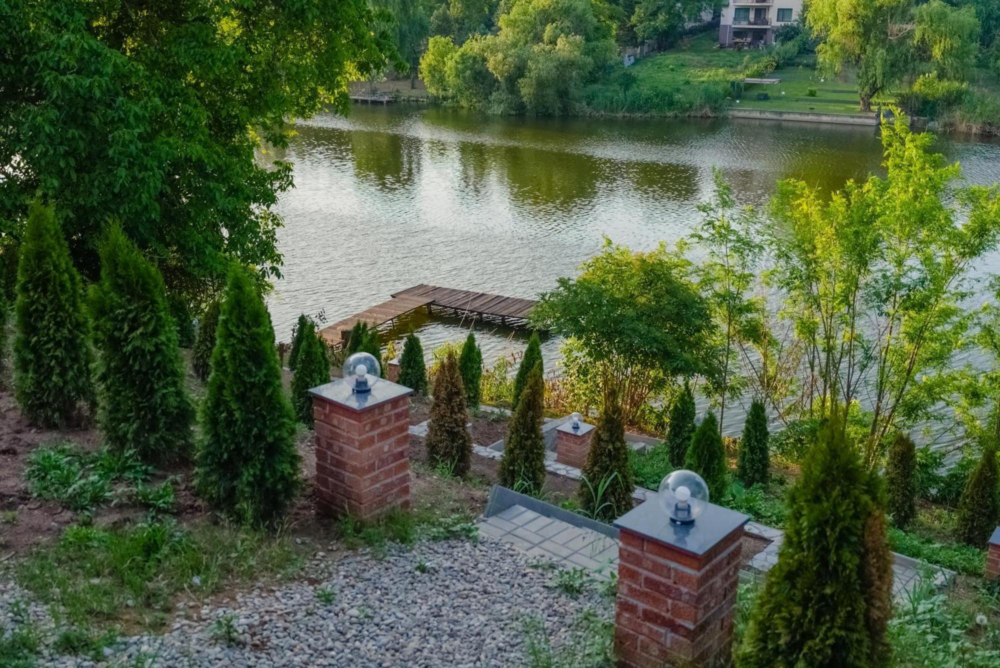 Madison Lake Villa Balotesti Bagian luar foto
